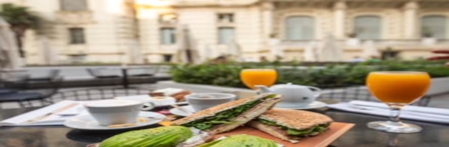 Comer al aire libre: cuatro patios casi secretos y muy verdes para disfrutar en Buenos Aires