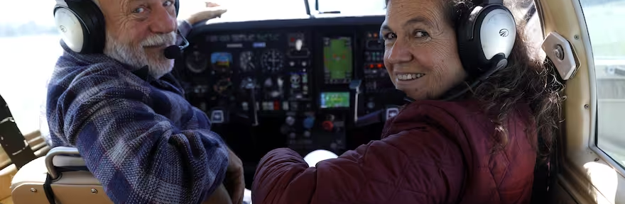 Hazaña de un matrimonio de argentinos: en un avión de un metro de ancho y un motor, cumplieron una pretenciosa travesía