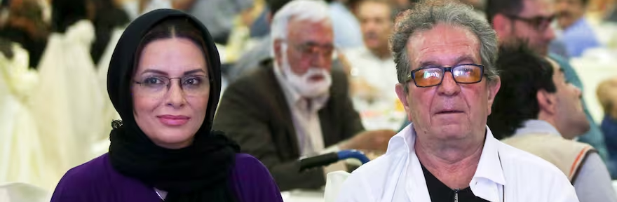 Asesinaron al director de cine Dariush Mehrjui, crítico del gobierno iraní y uno de sus artistas más reconocidos de su país