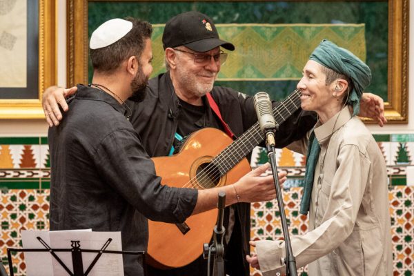 León Gieco grabó una conmovedora versión de «Sólo le pido a Dios» en una mezquita, por la paz en Oriente Medio