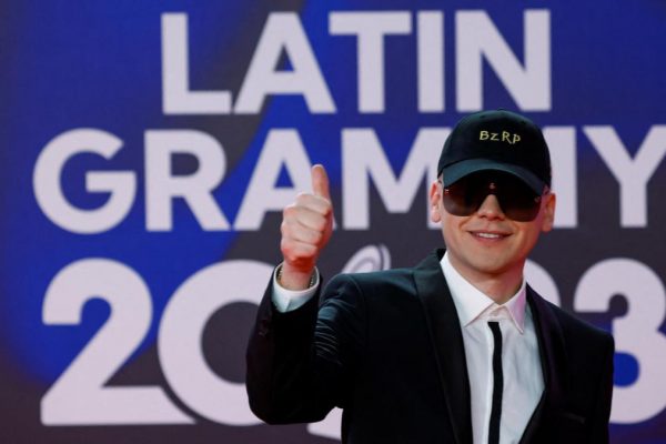 Bizarrap hizo historia en los Grammy Latinos: ganó tres y brindó un gran show