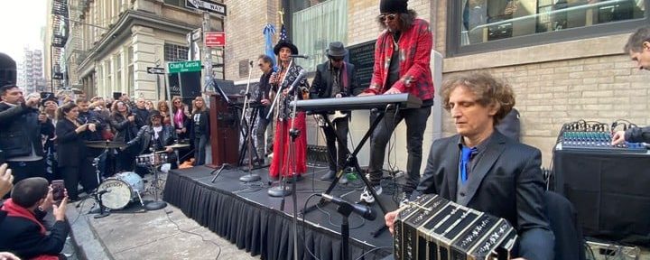 Charly García ya tiene su esquina en Nueva York: mirá los videos del acto y el recital