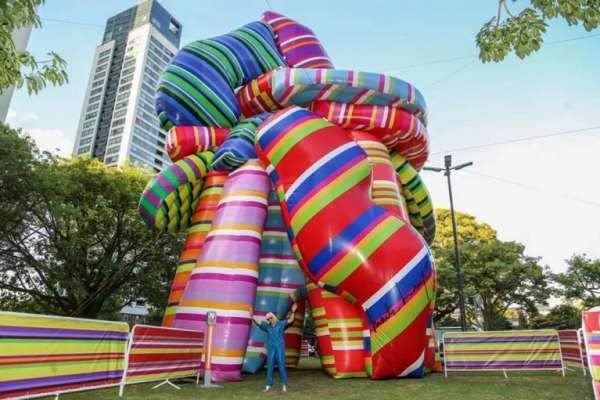 Marta Minujín inauguró una escultura inflable en Times Square