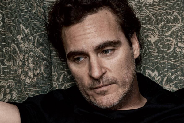 Joaquin Phoenix: vuelve con «Napoleón» el actor que creció en una secta, presenció la muerte de su hermano y cumplió con una profecía