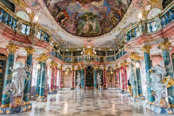 La desconocida biblioteca que es una de las más bonitas del mundo: una joya del barroco en un monasterio