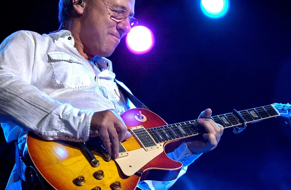 Mark Knopfler, líder de Dire Straits, subastará 120 guitarras y amplificadores: “¿Por qué aferrarse a ellos?”