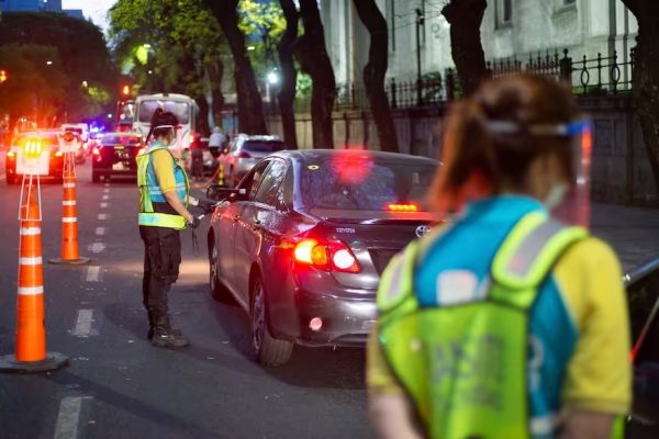 DNU de Javier Milei: cuáles son los documentos obligatorios para circular con el auto y qué pasa con la VTV