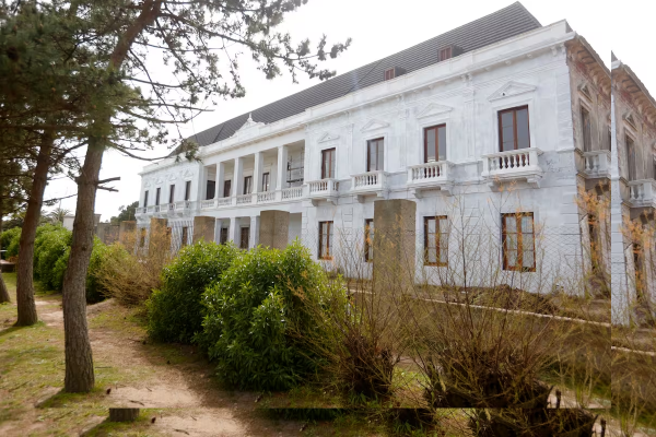 Después de años de abandono, reabre un viejo hotel emblema de la costa atlántica