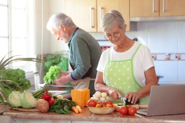 Qué alimentos hay que evitar y a cuáles darles prioridad para vivir más y mejor, según los especialistas