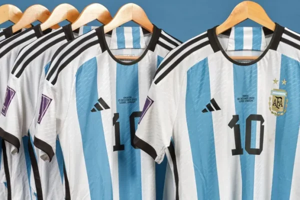 Subastaron seis camisetas que usó Messi en el Mundial de Qatar en casi 8 millones de dólares