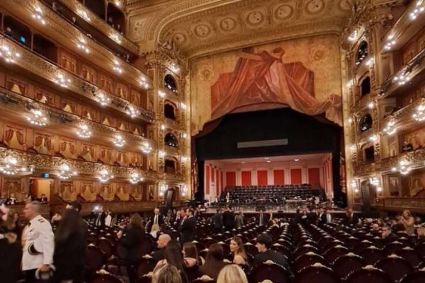 La gala del Colón: Con “Balada para un loco” y fragmentos de óperas, el máximo coliseo argentino agasajó al presidente Milei