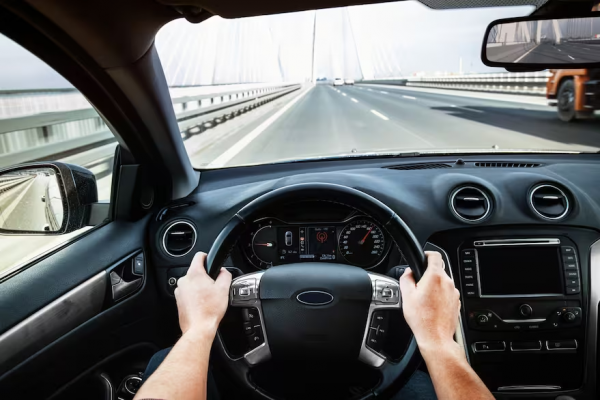 El error impensado de los conductores que puede dañar el motor del auto luego de un viaje