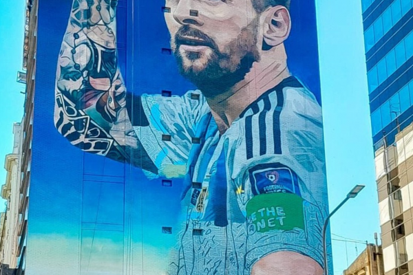 El tremendo mural de Messi en la avenida 9 de julio