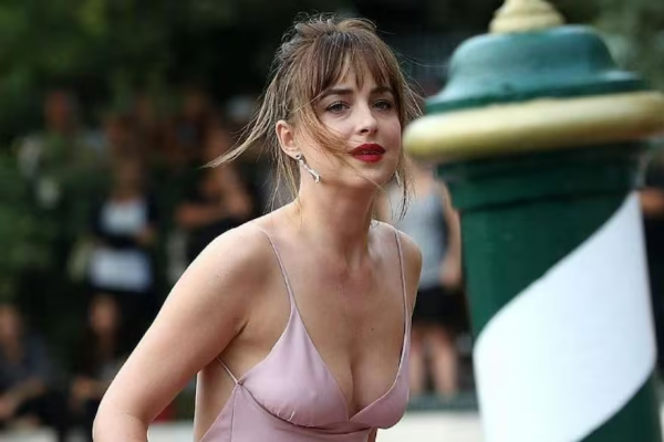 Dakota Johnson revela sus trucos de belleza y la increíble cantidad de horas que duerme por día