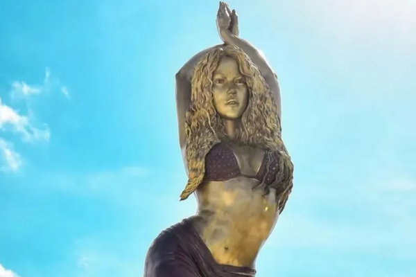 Shakira se emocionó con la estatua de más de 6 metros que le hicieron en su honor en Colombia y que recibió un mensaje de Bizarrap