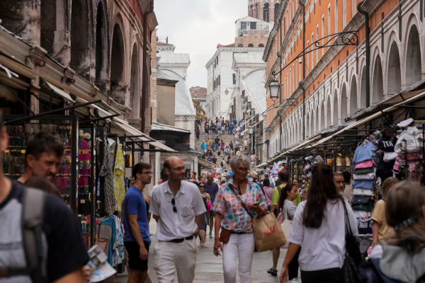 Venecia prohibirá los grandes grupos de turistas y los altavoces