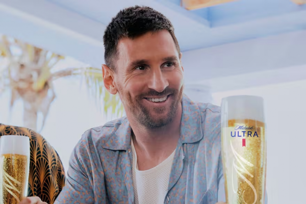 Mirá completa la publicidad que protagoniza Lionel Messi para el Super Bowl con dos estrellas