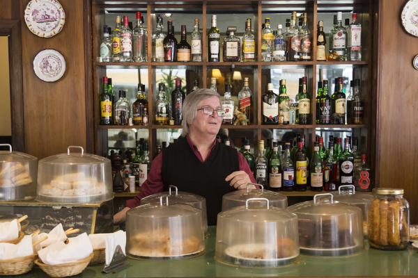 En el corazón de Retiro. Desde 1988 el bar se mantiene intacto y la fama mundial del sándwich de lomito completo atrae a los turistas