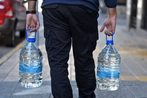 Científicos confirman que el agua embotellada posee cerca de 250.000 partículas invisibles de nanoplásticos: ¿puede ser dañino para la salud?