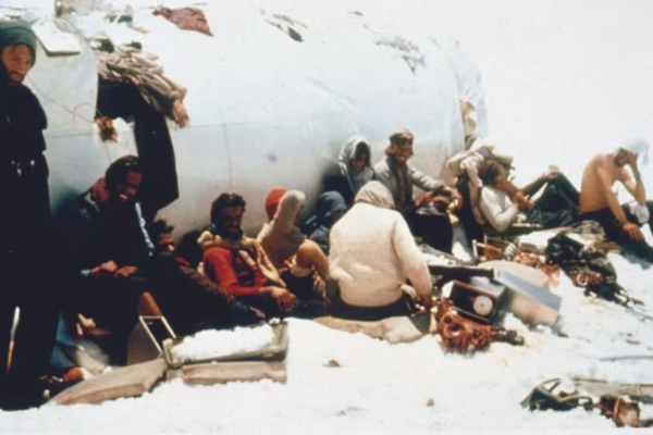 La tragedia de los Andes: las impactantes imágenes del momento del rescate de los sobrevivientes tras 72 días perdidos