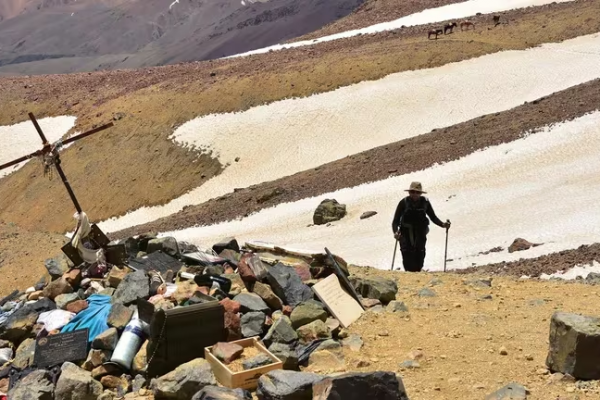 Qué queda del avión de los uruguayos de La sociedad de la nieve y cómo es la travesía para llegar al lugar