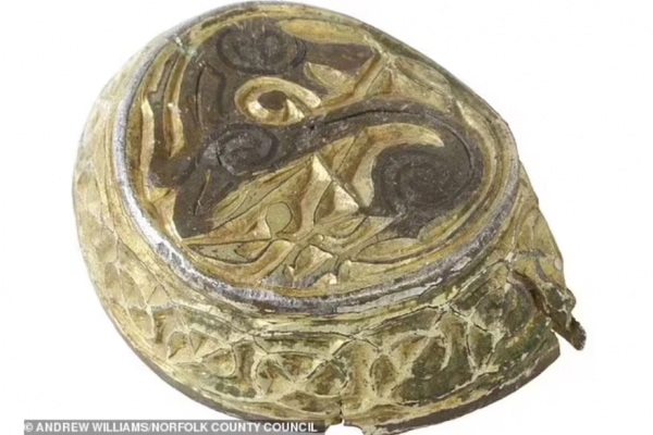 El hallazgo del misterioso objeto del Siglo VIII que los arqueólogos no saben qué es: “Ojo para la belleza”