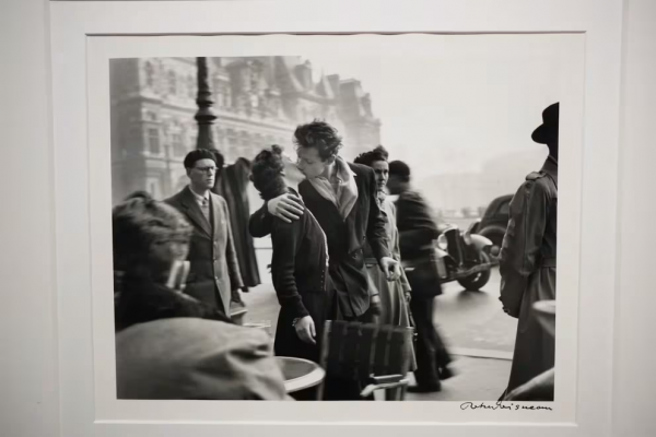 Murió Françoise Bornet, protagonista de la foto del beso de Robert Doisneau en París