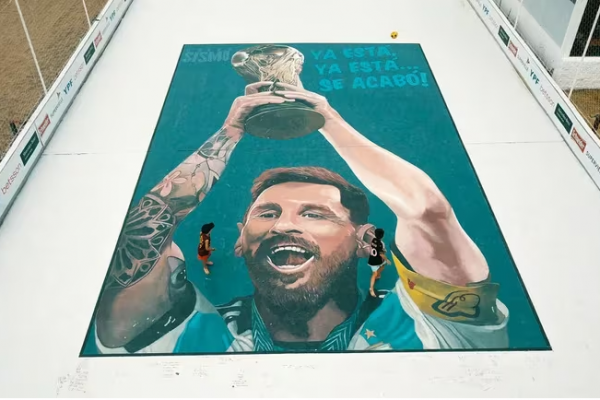 Un mural de Messi, una confitería mundialista y la gigantografía del Dibu: los tributos a ‘La Scaloneta’ en Mar del Plata