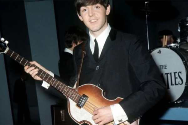 Paul McCartney se reencontró después de 50 años con el bajo robado «que generó la Beatlemanía»