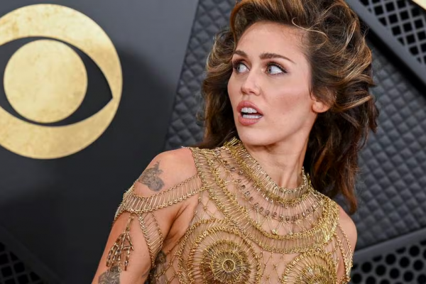 ‘Flowers’ de Miley Cyrus también fue la mejor canción en ventas en 2023