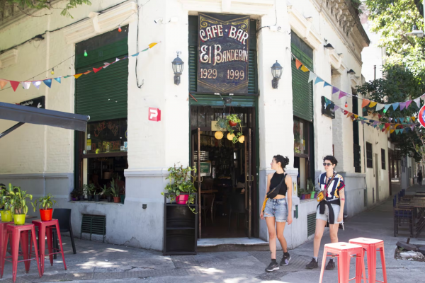 Un siglo de historia para el bar de los banderines que visitaron famosos de todo el mundo: “Es un refugio para todas las edades”