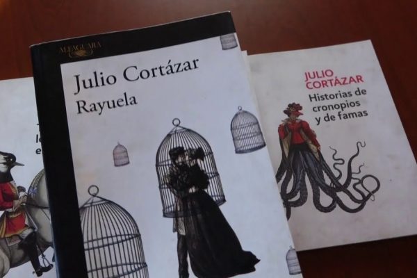 ¿Qué tiene la literatura de Cortázar que sigue cautivando al que la descubre?