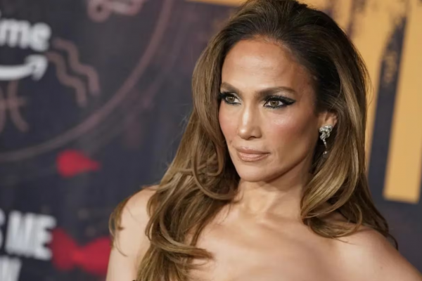 Después de 10 años sin lanzar discos, Jennifer Lopez volvió con “This is Me… Now” («Esta soy… Ahora»)