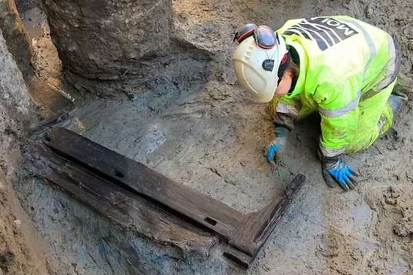Arqueólogos hallaron el primer lecho funerario del imperio romano en Londres y ahora está en duda todo lo conocido