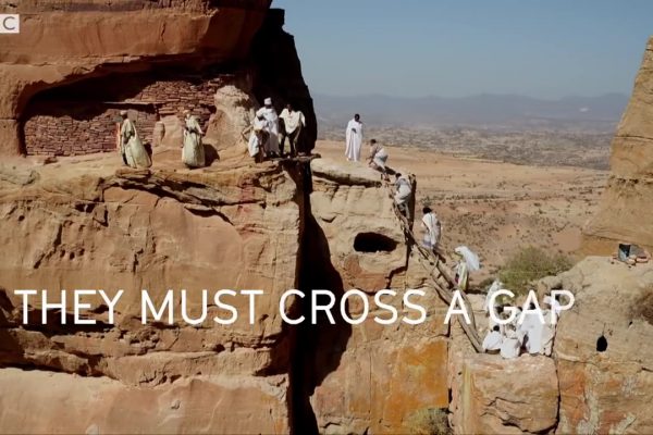 A 2500 metros y escondida en la montaña: la iglesia “secreta” más inaccesible del mundo que guarda joyas históricas