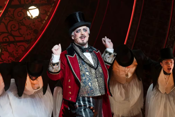 Boy George impacta en Broadway con una “cachetada de alegría”