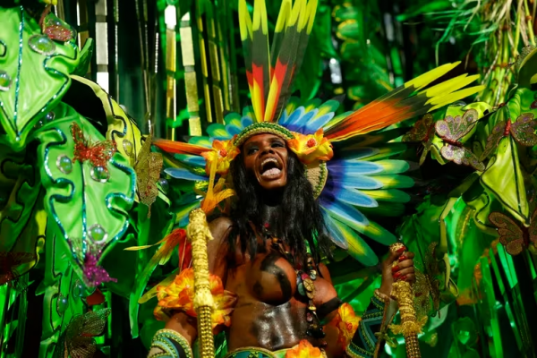 Un desfile sobre los indígenas yanomami acapara la atención en el carnaval de Río