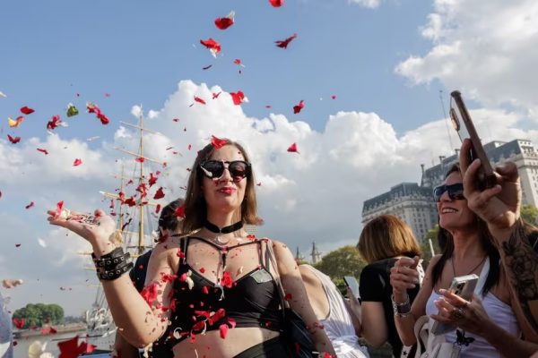 Marta Minujín cerró la Bienal de Performance con perfume y una lluvia de pétalos de rosa