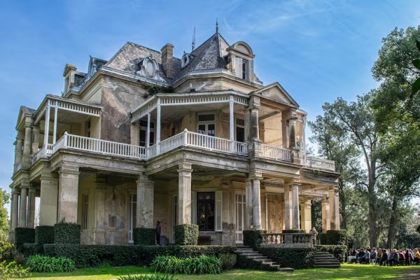 Amor, tragedia y misterio: La historia de un castillo con un parque de seis manzanas en una zona poco conocida de Buenos Aires