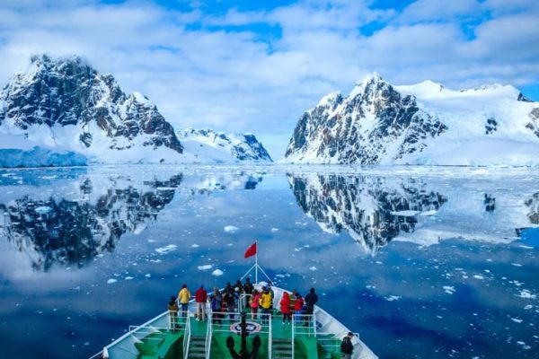 Cruceros, glamping y helicópteros. Cómo son y cuánto cuestan los exclusivos viajes para conocer la Antártida
