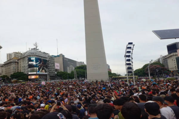 Miles de personas se reunieron en el Obelisco para despedir a Akira Toriyama, el creador de Dragon Ball
