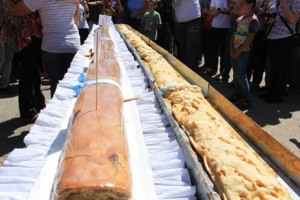 Rompieron el récord argentino: Un pueblo bonaerense de origen alemán elaboró un strudel gigante de 71,90 metros
