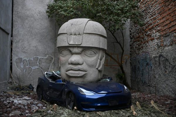 Un Tesla fue aplastado por una colosal escultura indígena: el provocador arte urbano en México