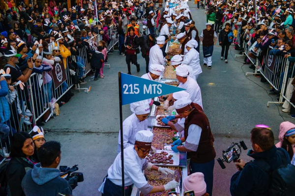 Bariloche: la barra de chocolate más larga del Mundo y un show de música y luces en el Centro Cívico