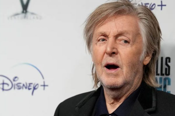 Paul McCartney contó un momento “vergonzoso” que vivió con los Beatles: “No sirvo para esto”