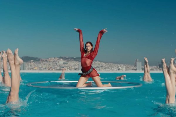 Dua Lipa grabó su nuevo video en una pileta olímpica y se animó a las alturas del trampolín