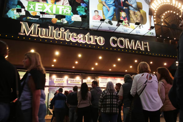 Las marquesinas del teatro porteño se llenan de estrellas, aún con nubarrones en boletería