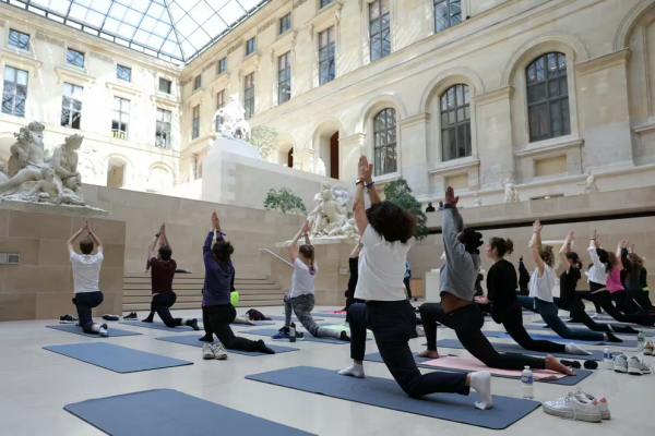 En la previa de los Juegos Olímpicos, el Louvre propone sesiones de yoga y baile