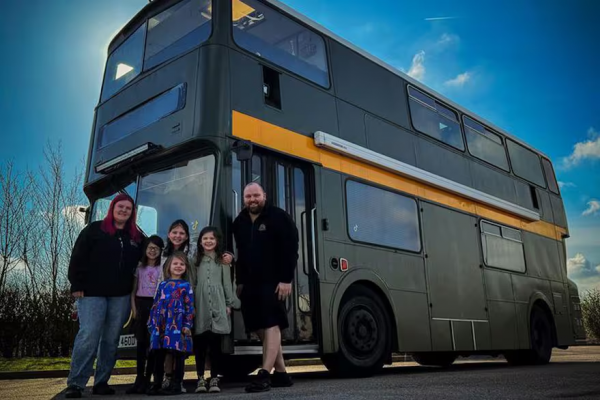 La historia detrás de una pareja que se compró un colectivo para irse de vacaciones y terminaron viviendo ahí