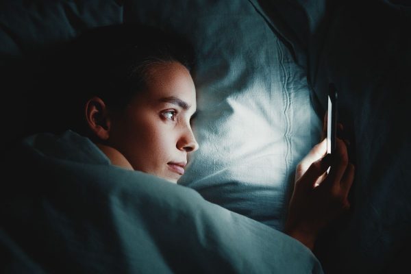 La peligrosa razón por la que nunca hay que usar el celular antes de dormir